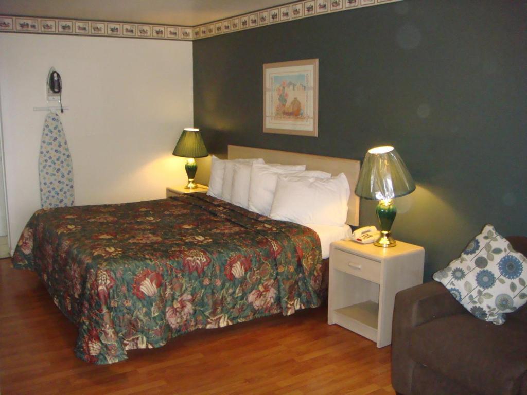 Eagle Pass Inn Room photo